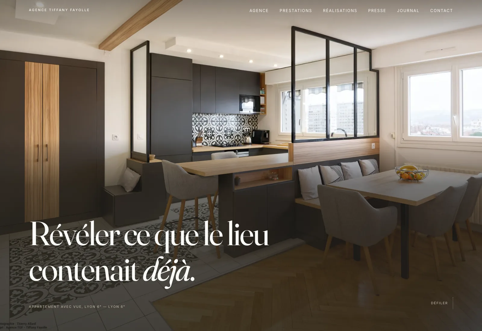 Haut de page du site de l'agence Tiffany Fayolle : photographie plein cadre d'une cuisine ouverte avec verrière et banquette, et le titre « Révéler ce que le lieu contenait déjà » posé en bas à gauche.